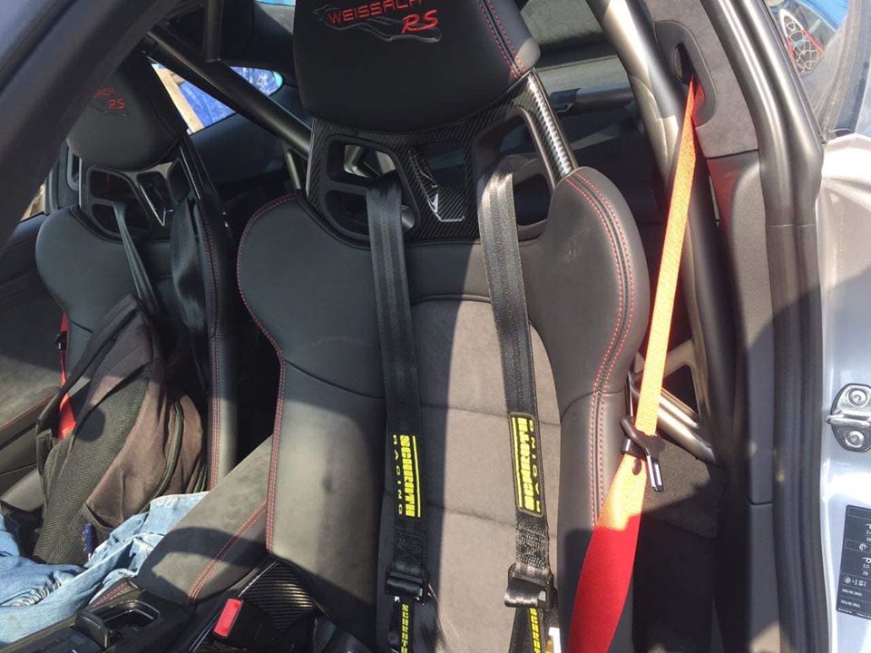 Ghế ngồi bọc da lộn, dây đai an toàn kiểu xe đua, tựa đầu ghế ngồi có thêu logo Weisach RS màu đỏ.