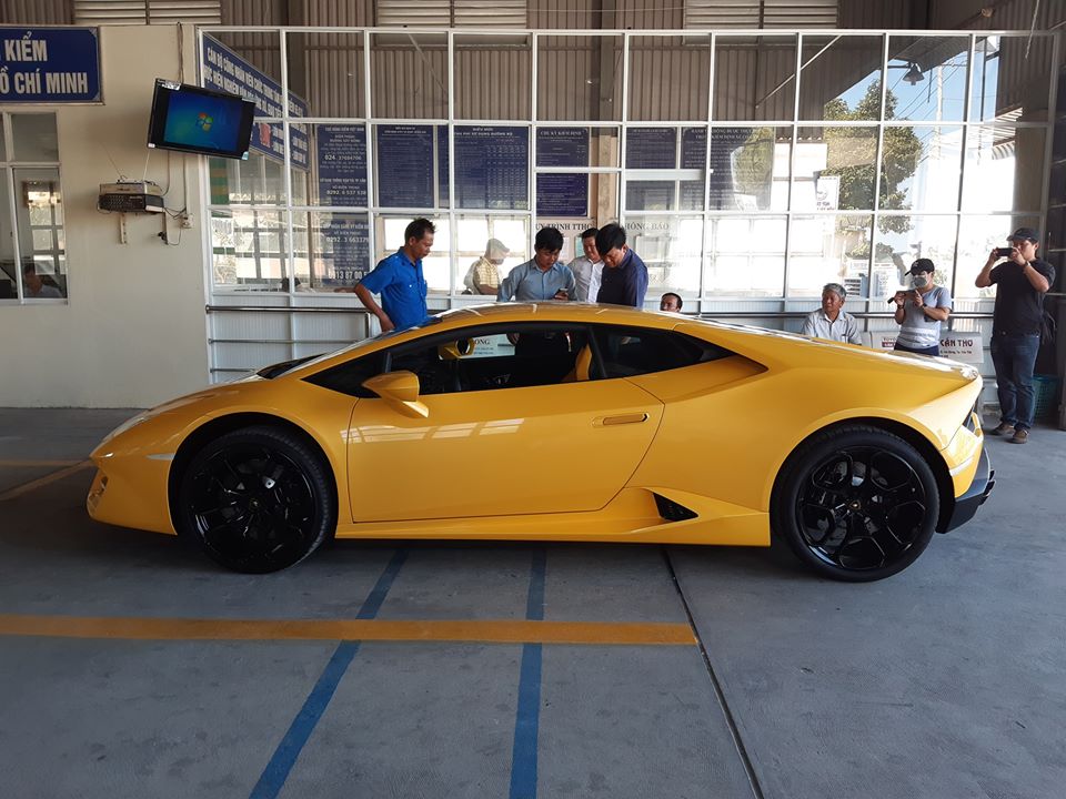 Siêu xe Lamborghini Huracan LP580-2 ở Cần Thơ được chủ nhân cho đi đăng ký và đăng kiểm biển số vào chiều nay