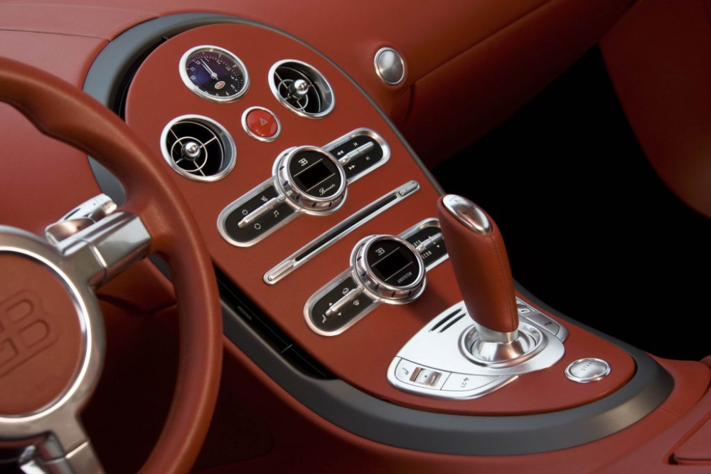 Còn đây là khoang lái của Bugatti Veyron FBG par Hermes có phần nắp capô được phối màu đỏ Vermillion