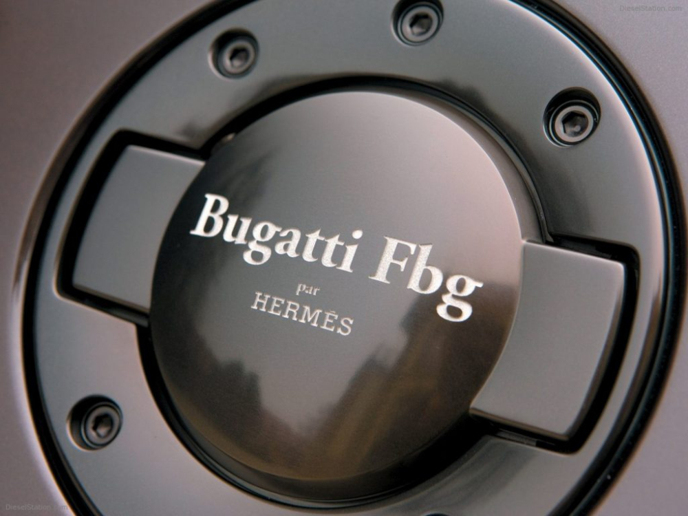 Một vài chi tiết nhỏ ở ngoại thất của siêu xe triệu đô Bugatti Veyron FBG par Hermes sẽ giúp bạn dễ dàng phân biệt với xe tiêu chuẩn cũng như các phiên bản giới hạn khác như tên xe xuất hiện ở nắp bình xăng.