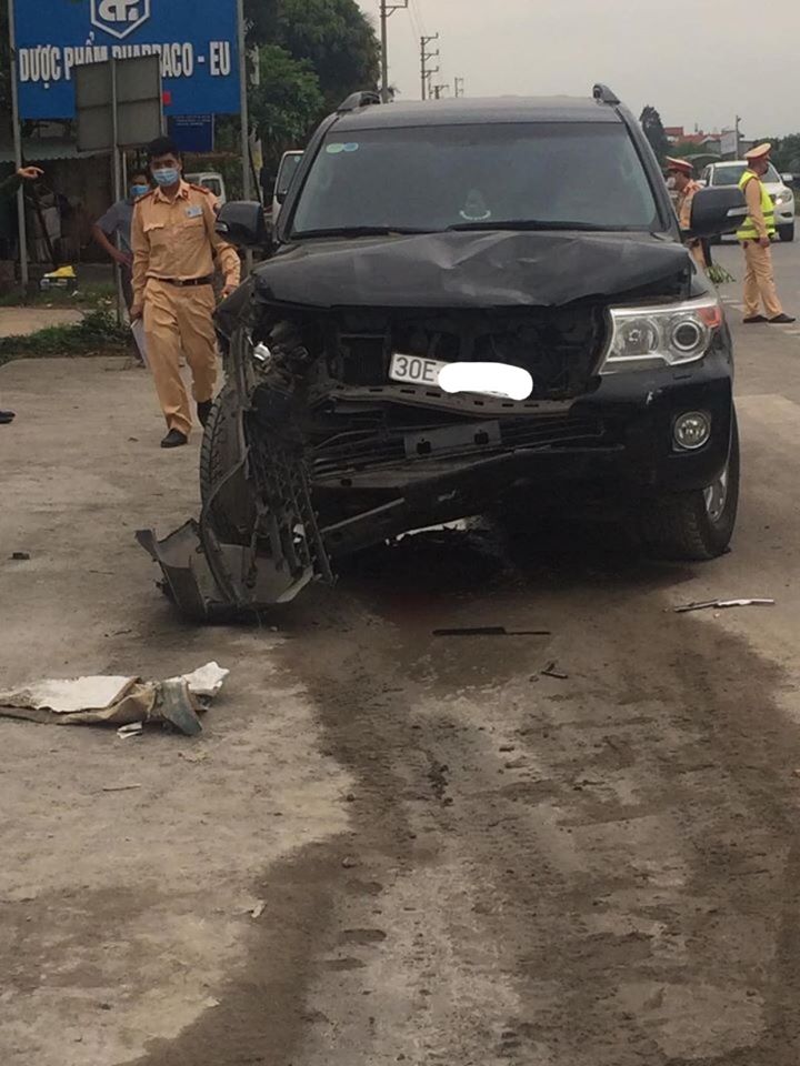 Chiếc Toyota Land Cruiser vỡ nát đầu xe