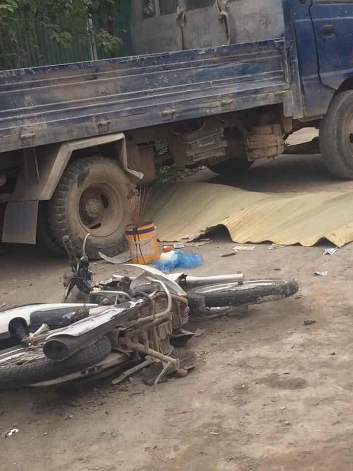 Người đi xe máy bị hất văng vào gầm ô tô tải và tử vong