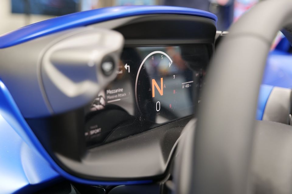Động cơ tạo ra công suất tối đa 804 mã lực và mô-men xoắn cực đại 800 Nm. Toàn bộ sức mạnh này được truyền đến cầu sau thông qua hộp số 7 cấp ly hợp kép. Nhờ đó, McLaren Elva có thể tăng tốc từ 0-100 km/h trong thời gian chưa đầy 3 giây và 0-200 km/h trong 6,7 giây. 