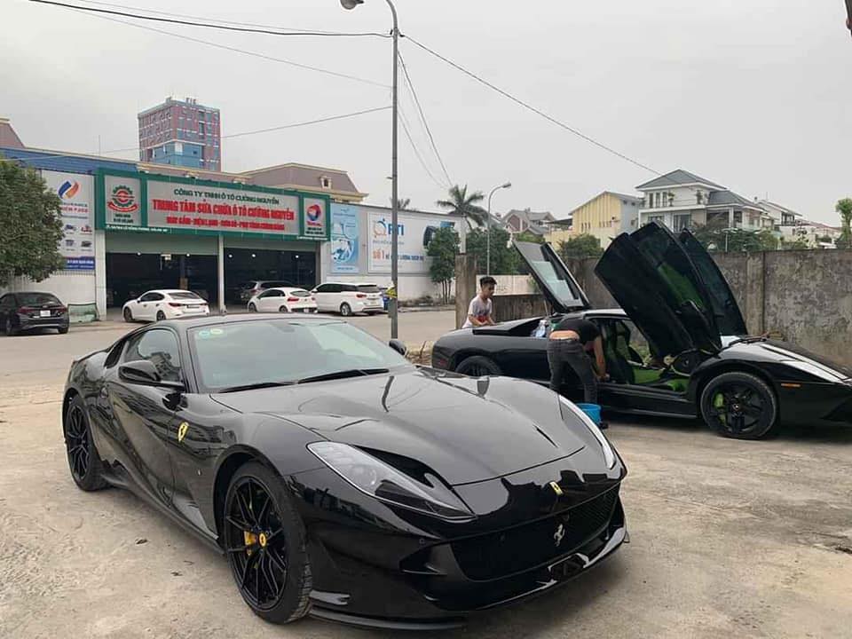 Ferrari 812 Superfast và Lamborghini Murcielago LP640 của doanh nhân Hải Phòng bị bắt gặp đi tắm rửa trên đường phố