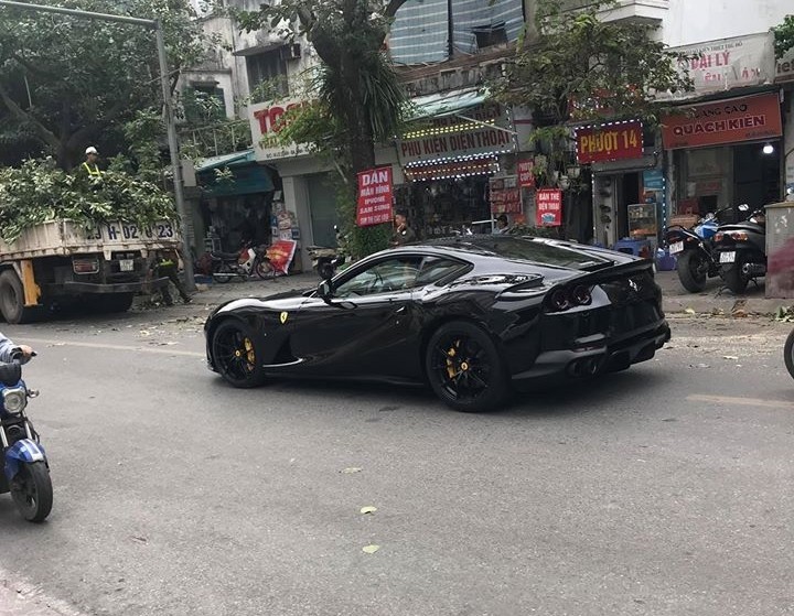 Ferrari 812 Superfast màu đen độc nhất Việt Nam lúc dạo phố ở Hà Nội