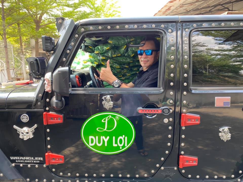 Ông Lâm Tấn Lợi lái xe Jeep Wrangler Unlimited Sport độ sừng cực dị đi giao 1.000 võng xếp để các mạnh thường quân trao tặng cho các chiến sĩ biên phòng