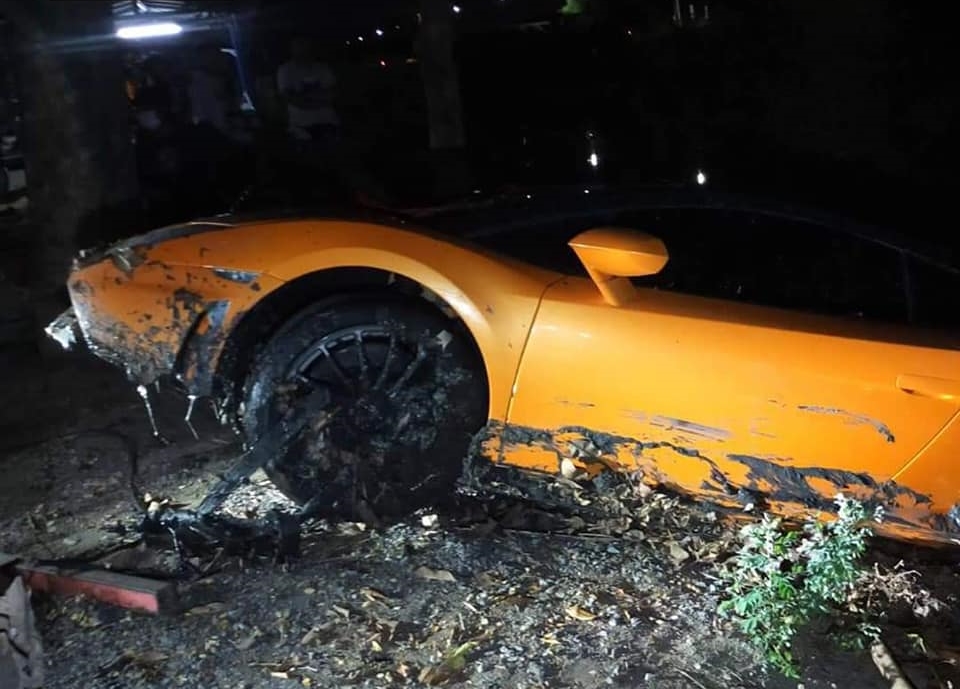 Có thể thấy là bùn đất dính khá nhiều trên chiếc siêu xe Lamborghini Gallardo màu cam 