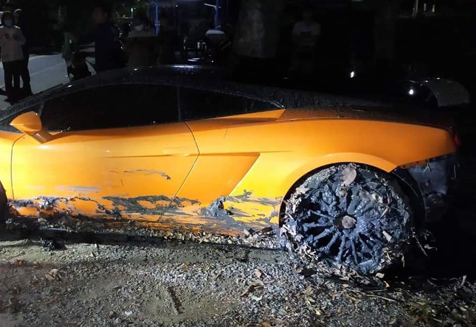 Bánh xe sau bám đầy bùn đất. Thiệt hại của chiếc siêu xe Lamborghini Gallardo màu cam là khá nghiêm trọng và chủ nhân có thể mất một khoản tiền không nhỏ để sửa chữa lại cho siêu bò này. Tất nhiên là nếu xe có mua bảo hiểm, chi phí này sẽ không thành vấn đề gì mấy đối với chủ xe.