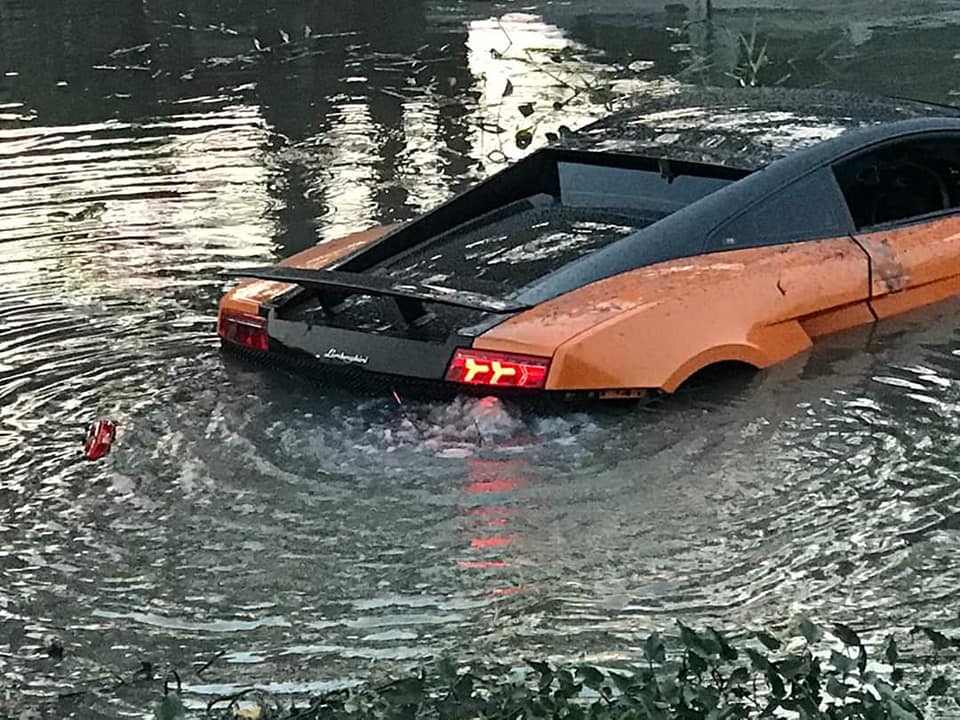 Hình ảnh chiếc siêu xe Lamborghini Gallardo màu cam tắm sông tại Thái Lan vào chiều qua đã gây sốc giới mê xe nước này. Có thể thấy một mảnh vỡ của đèn hậu đang trôi trên sông. Nhiều nguồn tin cho rằng, tài xế chiếc siêu xe đã hạ cửa kính, trèo ra và lội vào bờ.