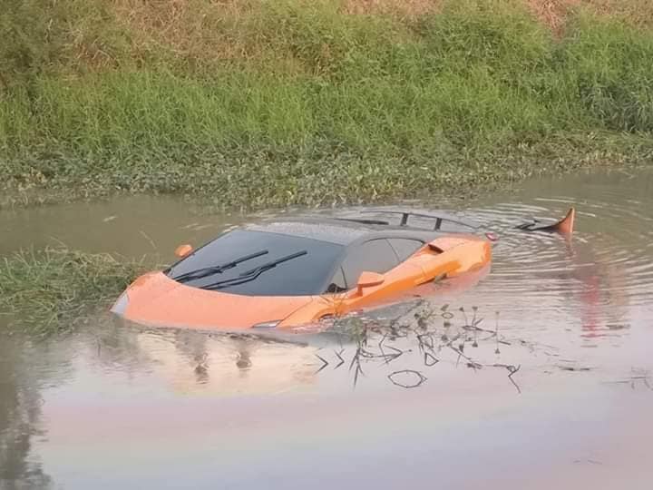 Hình ảnh chụp lại cho thấy chiếc siêu xe Lamborghini Gallardo bị nước sông bao quanh và ngập lên đến gần nóc xe. Với mực nước này, rất có thể cả động cơ và nội thất của chiếc Lamborghini Gallardo đã bị nước sông tràn vào.