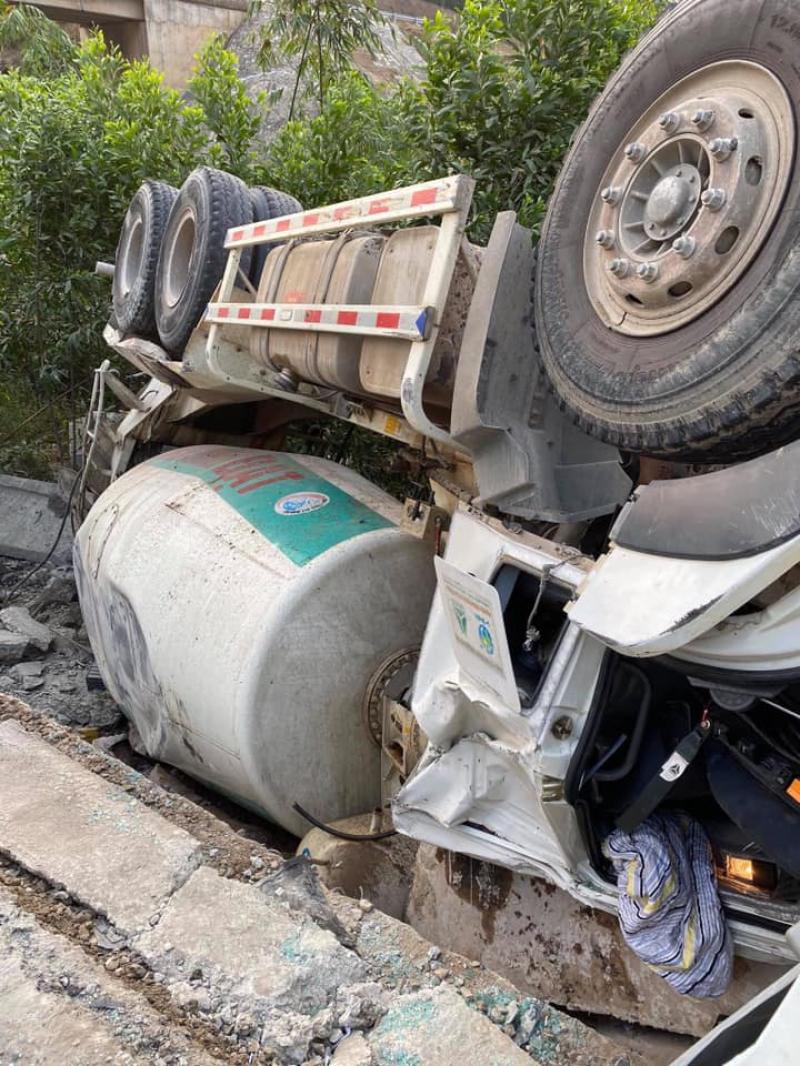 Chiếc xe bồn chở bê tông gặp nạn vào sáng nay tại tỉnh Thừa Thiên Huế
