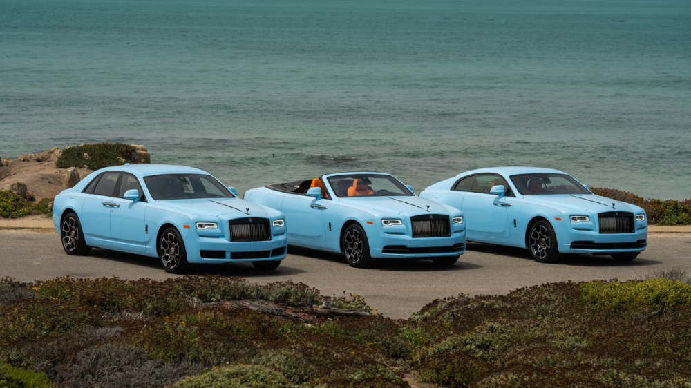 Từ trái qua là Rolls-Royce Ghost, Rolls-Royce Dawn và Rollls-Royce Wraith tông xuyệt tông bộ áo xanh Quail Blue độc quyền...