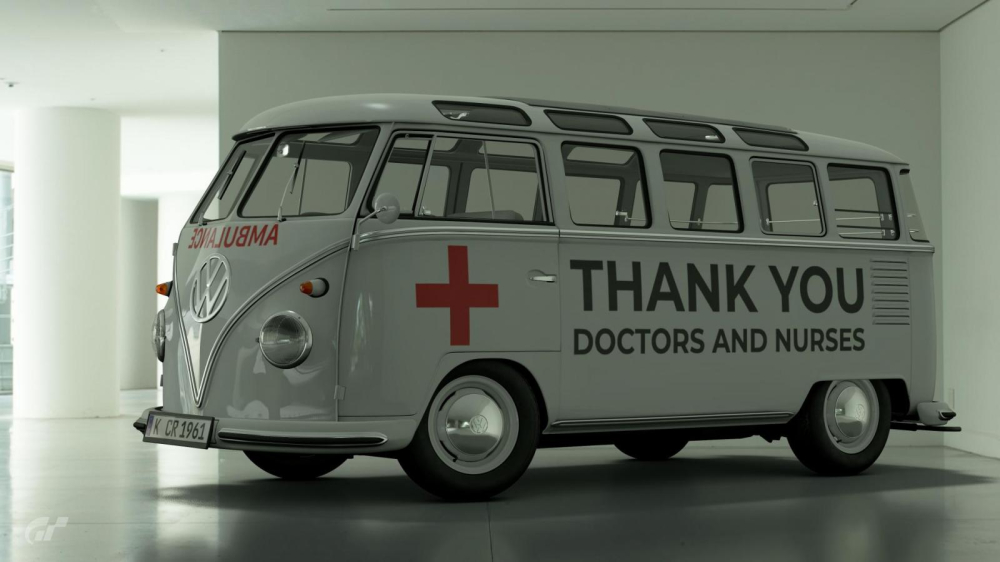 Chiếc xe buýt Volkswagen Samba với họa tiết y tế và hàng chữ Thank You Doctors and Nurses được một người chơi tạo ra trong game “Gran Turismo Sport”