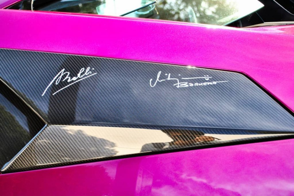 Nhiều chữ ký còn xuất hiện trên ngoại thất chiếc xe Lamborghini Aventador SV Roadster cuối cùng được sản xuất trên toàn thế giới.