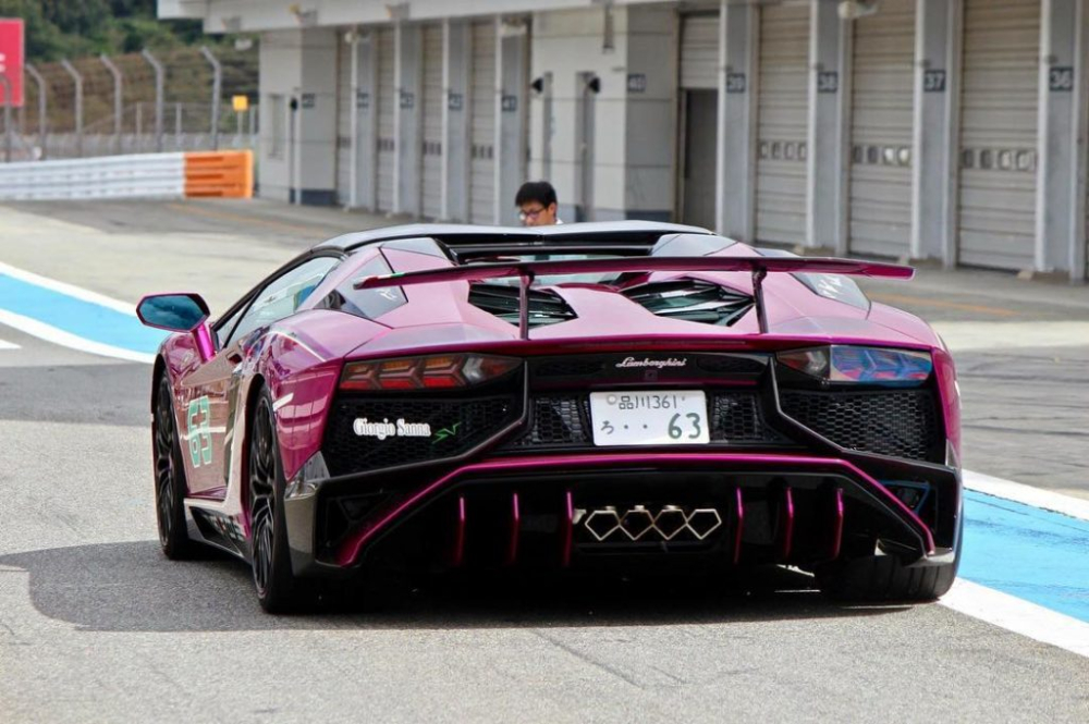 Vẻ đẹp của chiếc siêu xe Lamborghini Aventador SV mui trần được cho thứ 500 xuất xưởng trên đường đua ở Nhật Bản.
