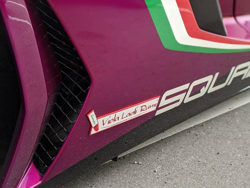 Chưa hết, tên bộ áo này cùng với tên bộ phận đua xe thể thao của Lamborghini còn xuất hiện bên sườn xe để cho giới đam mê biết đây chính là chiếc siêu xe mui trần Lamborghini Aventador SV Roadster cuối cùng được sản xuất.