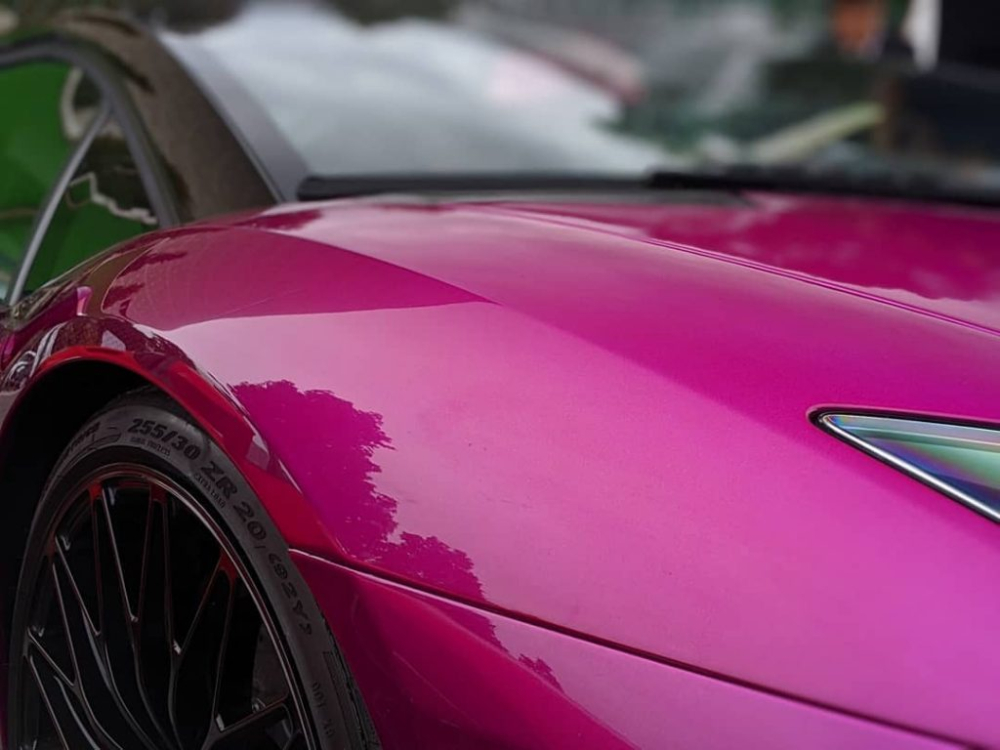 Điểm nhấn đầu tiên đập vào mắt người xem của chiếc siêu xe Lamborghini Aventador SV Roadster cuối cùng được sản xuất trên toàn thế giới chính là bộ áo tím được thửa riêng, mang tên gọi Viola Ladi Rumi. Màu sơn này được bộ phận cá nhân hoá của hãng Lamborghini tạo ra và dành riêng cho chủ nhân của nó là nữ đại gia tên Rumi Sato.