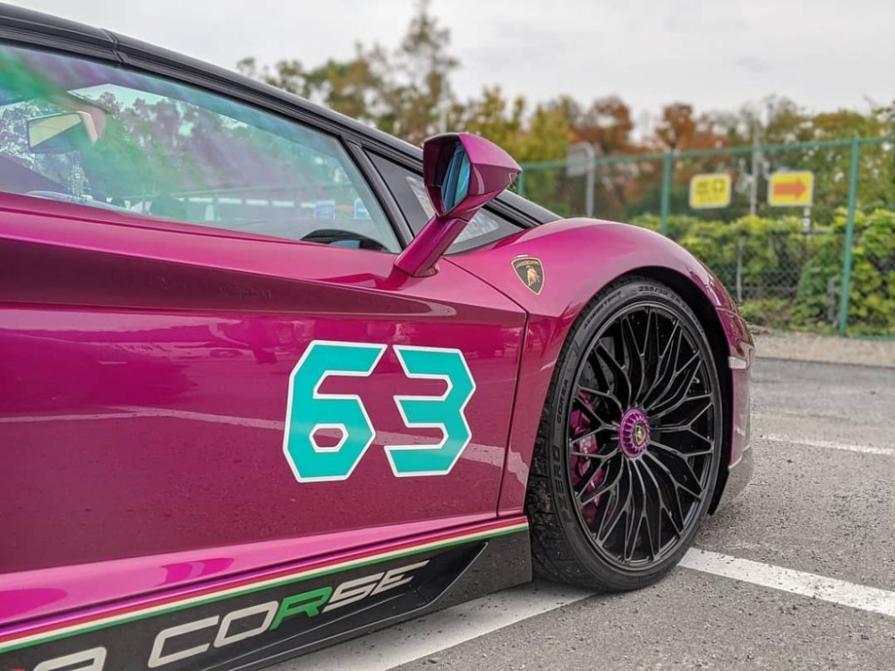 Con số 63 còn xuất hiện trên nắp capô phía trước và bên hông của chiếc siêu xe Lamborghini Aventador SV Roadster thứ 500 được xuất xưởng.