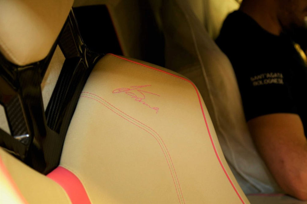 Ngón tay mà Giám đốc bộ phận đua xe thể thao của Lamborghini chỉ trên bức ảnh trên chính là chữ ký của ông xuất hiện trên ghế ngồi của siêu xe mui trần Lamborghini Aventador SV Roadster cuối cùng được sản xuất trên toàn thế giới.