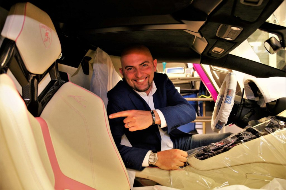 Ông Giorgio Sanna chụp ảnh lưu niệm bên trong khoang lái chiếc xe Lamborghini Aventador SV Roadster thứ 500 trước khi giao cho nữ đại gia Nhật Bản.