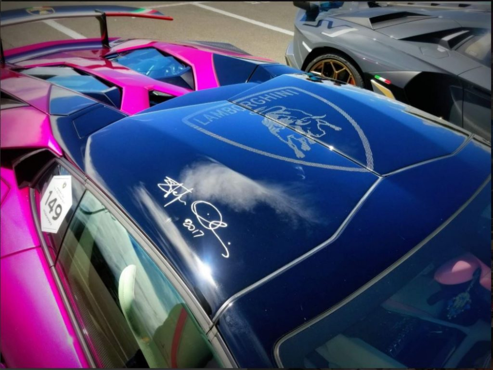 Ngoài ra, phần mui cứng tháo lắp bằng tay, 2 mảnh của chiếc siêu xe Lamborghini Aventador SV Roadster cuối cùng được sản xuất trên toàn thế giới còn có chữ ký và logo của hãng xe Lamborghini.