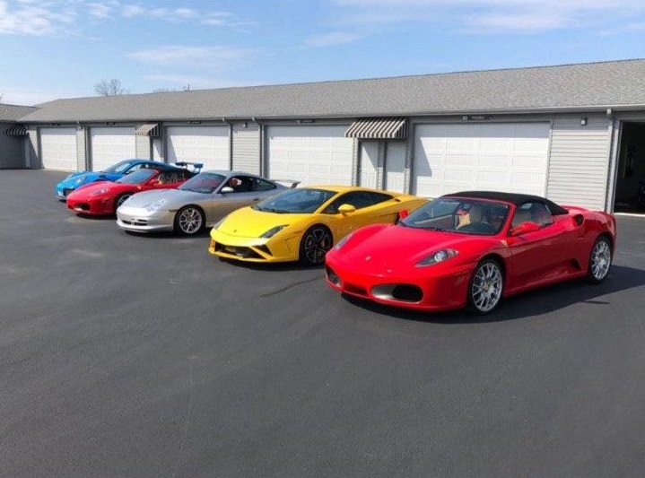 Trong số 7 chiếc xe được rao bán, có cả siêu xe Ferrari và Lamborghini