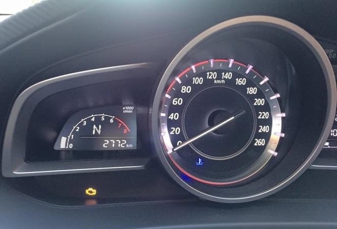 Lỗi hiển thị đèn báo động cơ hay còn được gọi là cá vàng trên xe Mazda3.