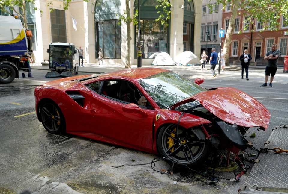Chiếc siêu xe Ferrari 488 GTB bị hư hỏng nặng sau vụ tai nạn