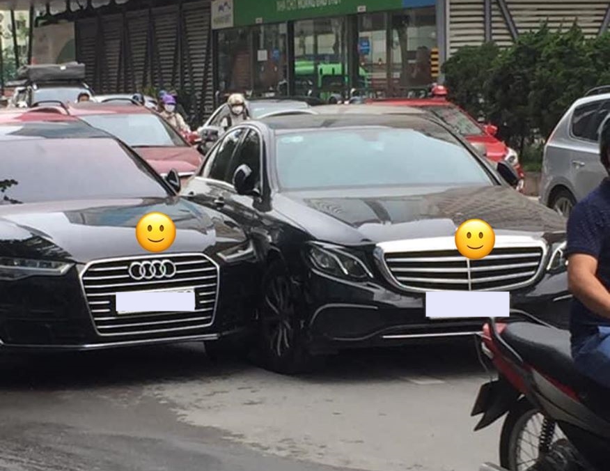 Hiện trường vụ va quẹt xe của Mercedes-Benz E-Class cùng với Audi A6 tại Hà Nội vào sáng nay