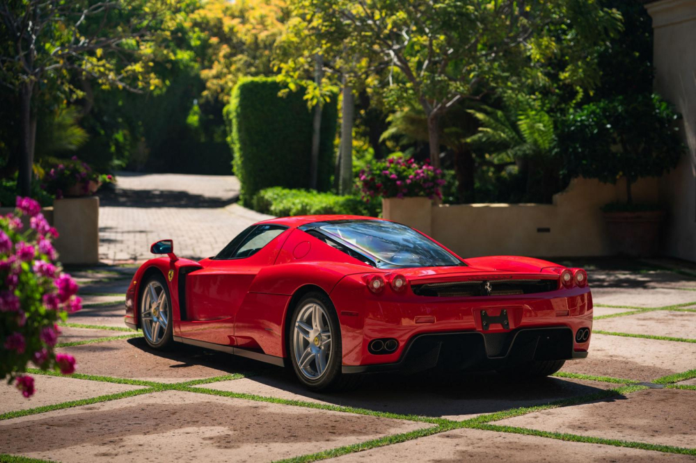 Chiếc Ferrari Enzo này hiện đang thuộc sở hữu của một nhà sưu tập siêu xe ở California và số đồng hồ công tơ mét của xe có chỉ 1.250 Miles, tương đương 2.011 km. Mặc dù số dặm thấp, nhưng chiếc Ferrari Enzo đã trải qua dịch vụ chính 25.000 dặm (40 nghìn km) vào năm 2015 để đảm bảo xe ở tình trạng tốt nhất và hoàn hảo như khi rời khỏi nhà máy Ferrari vào năm 2003 để bàn giao cho chủ nhân.