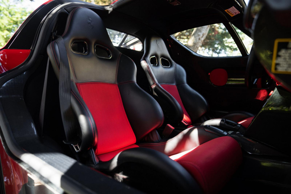 Tuy nhiên nội thất của chiếc siêu xe Ferrari Enzo này lại khá độc đáo khi là số hiếm có ghế ngồi bọc da hai màu đen và đỏ rất đẹp mắt, cá tính. Các chi tiết da màu đen bọc trong khoang lái có chỉ khâu tương phản màu đỏ