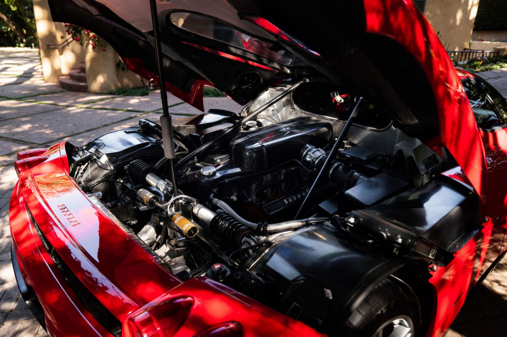 Ferrari Enzo được trang bị động cơ V12, dung tích 6.0 lít, sản sinh công suất tối đa 660 mã lực tại vòng tua máy 7.800 vòng/phút và mô-men xoắn cực đại 657 Nm tại vòng tua máy 5.500 vòng/phút. Siêu xe Ferrari Enzo dễ dàng tăng tốc từ vị trí xuất phát lên 100 km/h chỉ trong thời gian 3,6 giây trước khi đạt tốc độ tối đa 349 km/h.
