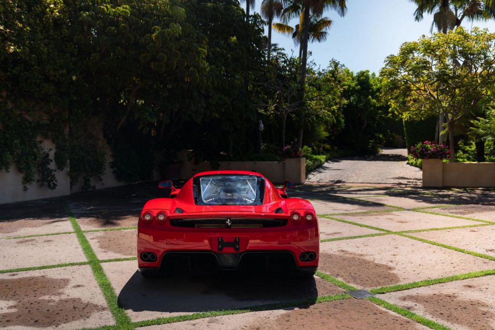 Chiếc Ferrari Enzo này hiện đang thuộc sở hữu của một nhà sưu tập siêu xe ở California và số đồng hồ công tơ mét của xe có chỉ 1.250 Miles, tương đương 2.011 km. Mặc dù số dặm thấp, nhưng chiếc Ferrari Enzo đã trải qua dịch vụ chính 25.000 dặm (40 nghìn km) vào năm 2015 để đảm bảo xe ở tình trạng tốt nhất và hoàn hảo như khi rời khỏi nhà máy Ferrari vào năm 2003 để bàn giao cho chủ nhân.