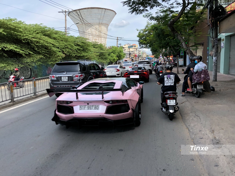 Từ quận 1 sang quận 7, chủ nhân 2 chiếc siêu xe phải rất vất vả để điều khiển cặp đôi là McLaren 720S Spider và Lamborghini Aventador Limited Edition 50 độc nhất Việt Nam giữa dòng xe máy đông đúc khi di chuyển ở quận 4, Sài thành. 