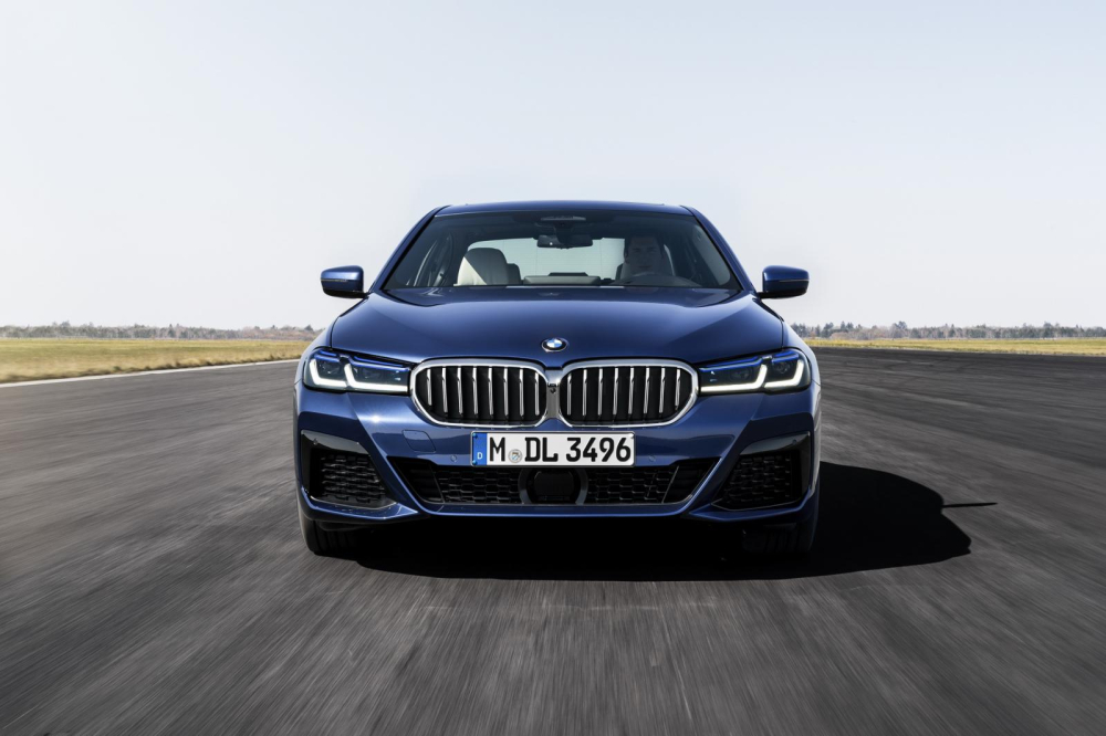 Lưới tản nhiệt hình quả thận đôi đặc trưng của BMW 5-Series 2021