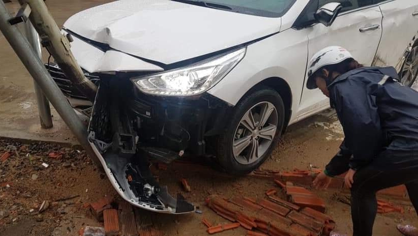 Thiệt hại phần đầu xe chiếc Hyundai Accent sau va chạm giao thông với xe container