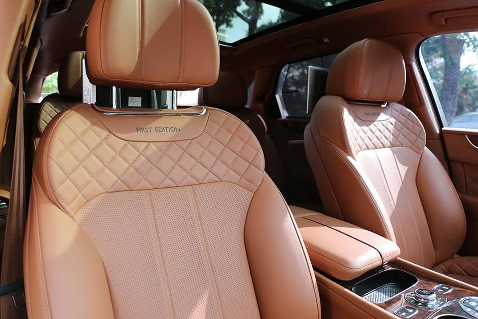 Dòng chữ First Edition may ở lưng ghế ngồi cũng là đặc điểm nhận biết Bentley Bentayga phiên bản giới hạn 608 chiếc với bản thường