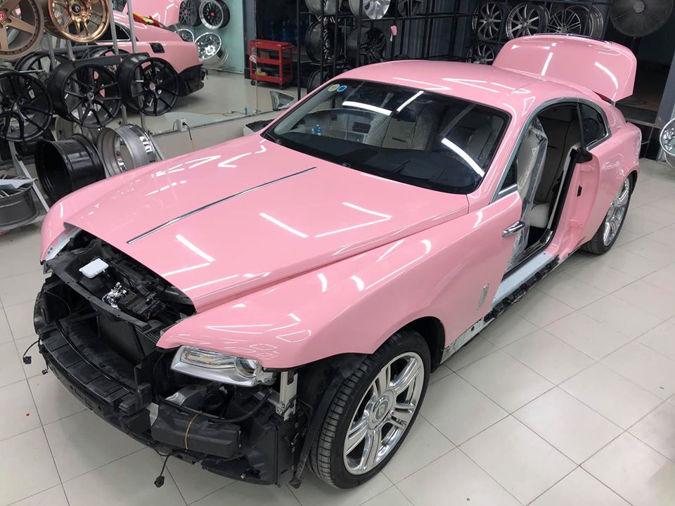 Vẻ đẹp của chiếc Coupe siêu sang Rolls-Royce Wraith màu hồng đầu tiên tại Việt Nam đang dần lộ diện