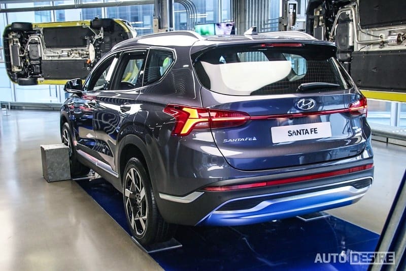 Hyundai Santa Fe 2021 bản thường nhìn từ phía sau