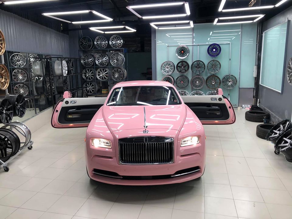 Còn đây là chiếc Rolls-Royce Wraith màu hồng đầu tiên ở Việt Nam mới ra lò