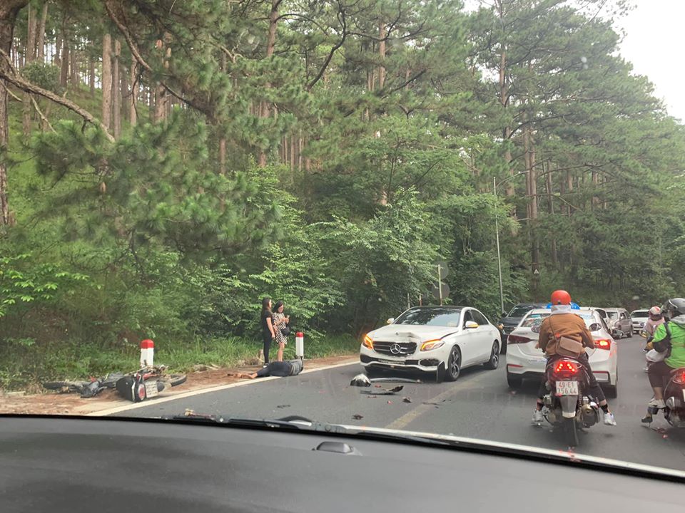 HIiện trường vụ tai nạn xe máy đối đầu với ô tô Mercedes-Benz do nữ lái khiến một người bị thương nặng