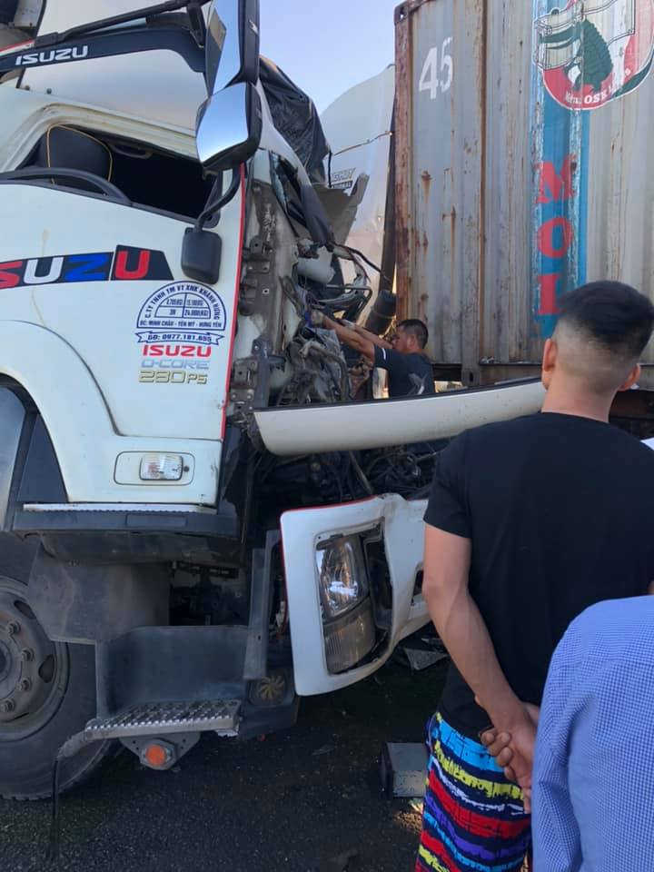 Tài xế và phụ xe ô tô tải đã bị mắc kẹt trong cabin sau vụ tai nạn