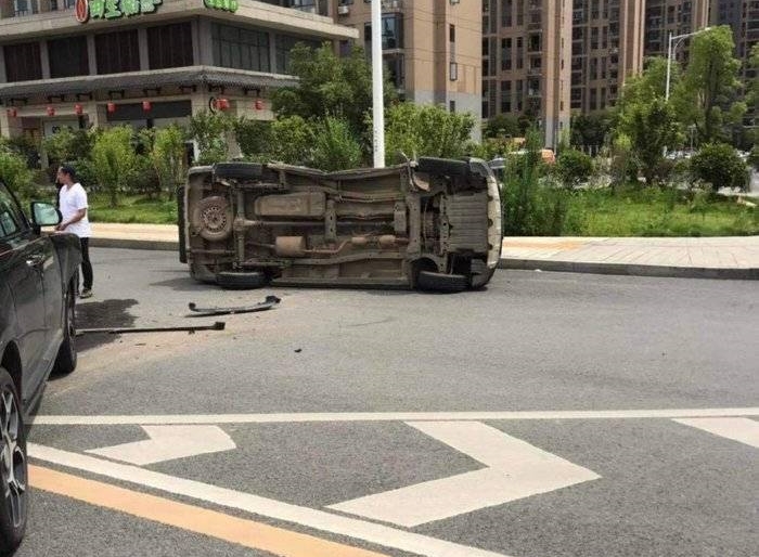 Hiện trường vụ tai nạn xe Rolls-Royce Cullinan tông vào xe Changan đang quẹo trái