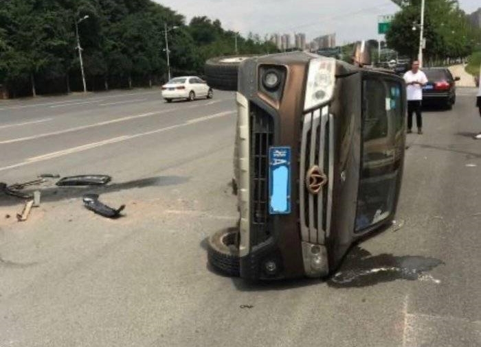 Chiếc xe Changan đang bị tình nghi quẹo trái ở nơi có vạch liền, tức đường cấm vượt hay lấn làn
