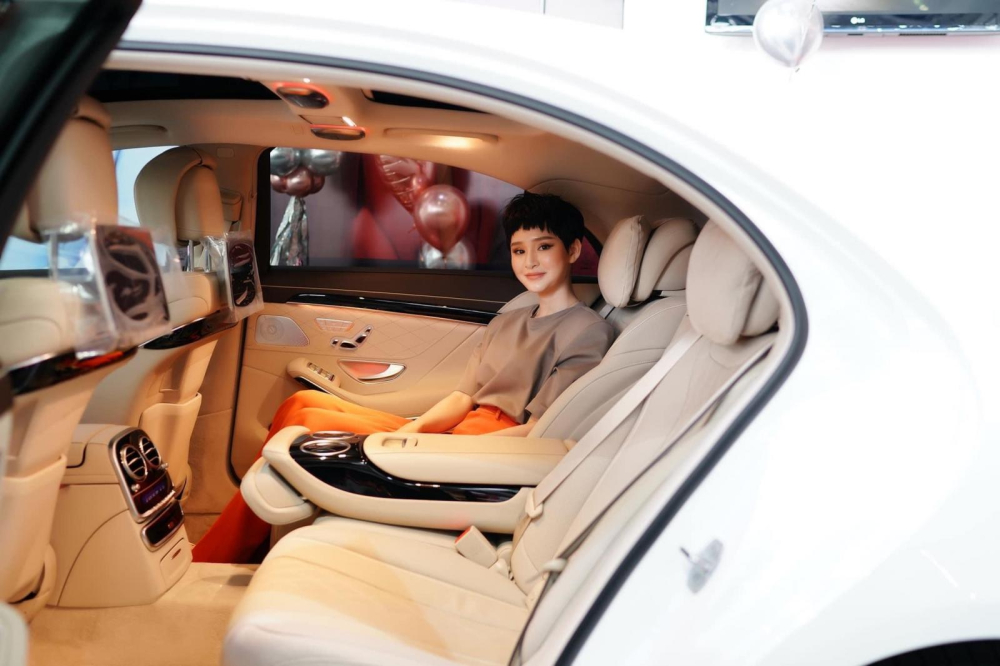 Nữ ca sĩ Hiền Hồ sinh năm 1997 đã sớm sở hữu một chiếc sedan hạng sang cho mình.