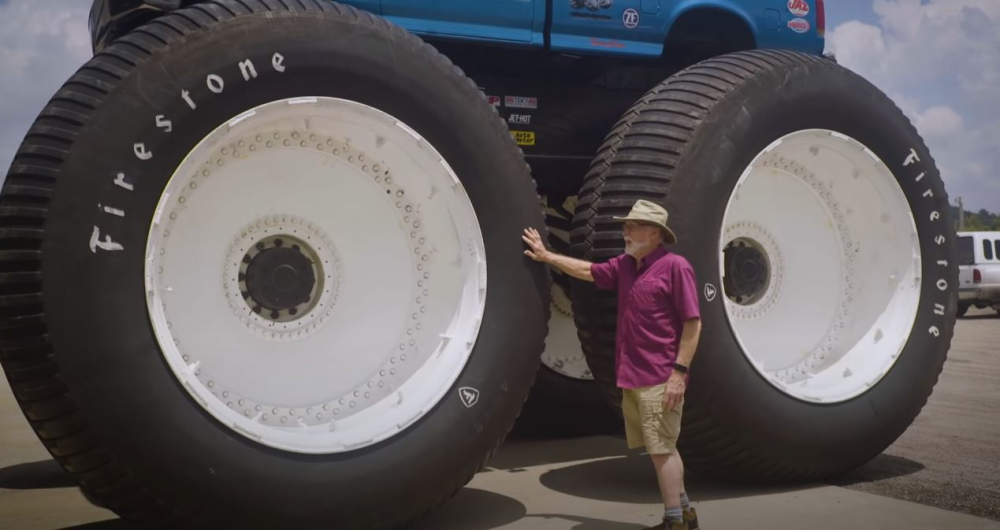 Riêng lốp xe đã có trọng lượng ít nhất 1 tấn và cao tới 3 mét