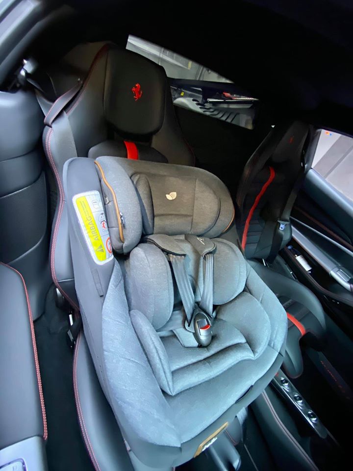 Ghế phụ của siêu xe Ferrari F8 Tributo được lắp thêm ghế trẻ em như ngầm mang thông điệp Cường Đô-la tạm biệt hành trình siêu xe nhằm muốn chăm lo cho tổ ấm của mình khi vợ đang mang thai