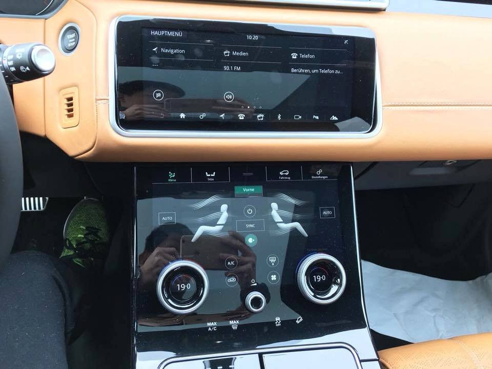 Hai màn hình cảm ứng 10 inch siêu rộng nằm liền nhau theo chiều dọc của một chiếc Range Rover Velar