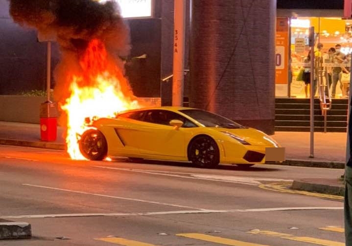 Siêu xe Lamborghini Gallardo bất ngờ bốc cháy tại trung tâm mua sắm ở Hong Kong