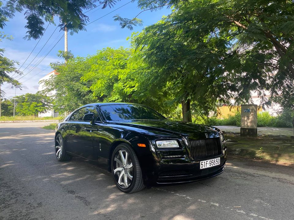 Chiếc Rolls-Royce Wraith này trở về một màu đen trừ bộ mâm độ của xe